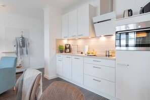 Kühlschrank, Ofen, Geschirrspüler, Wasserkocher mit Kaffee-/Teezubehör