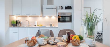 Réfrigérateur, un four, lave-vaisselle, cafetière-théière