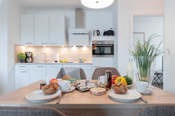 Køleskab, ovn, opvaskemaskine, kaffe-/temaskine