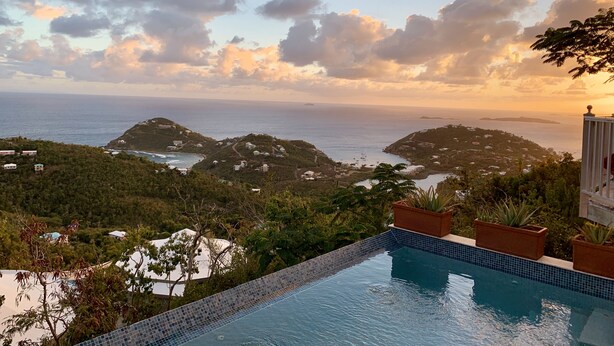 Une piscine avec vue sur la mer et les îles.