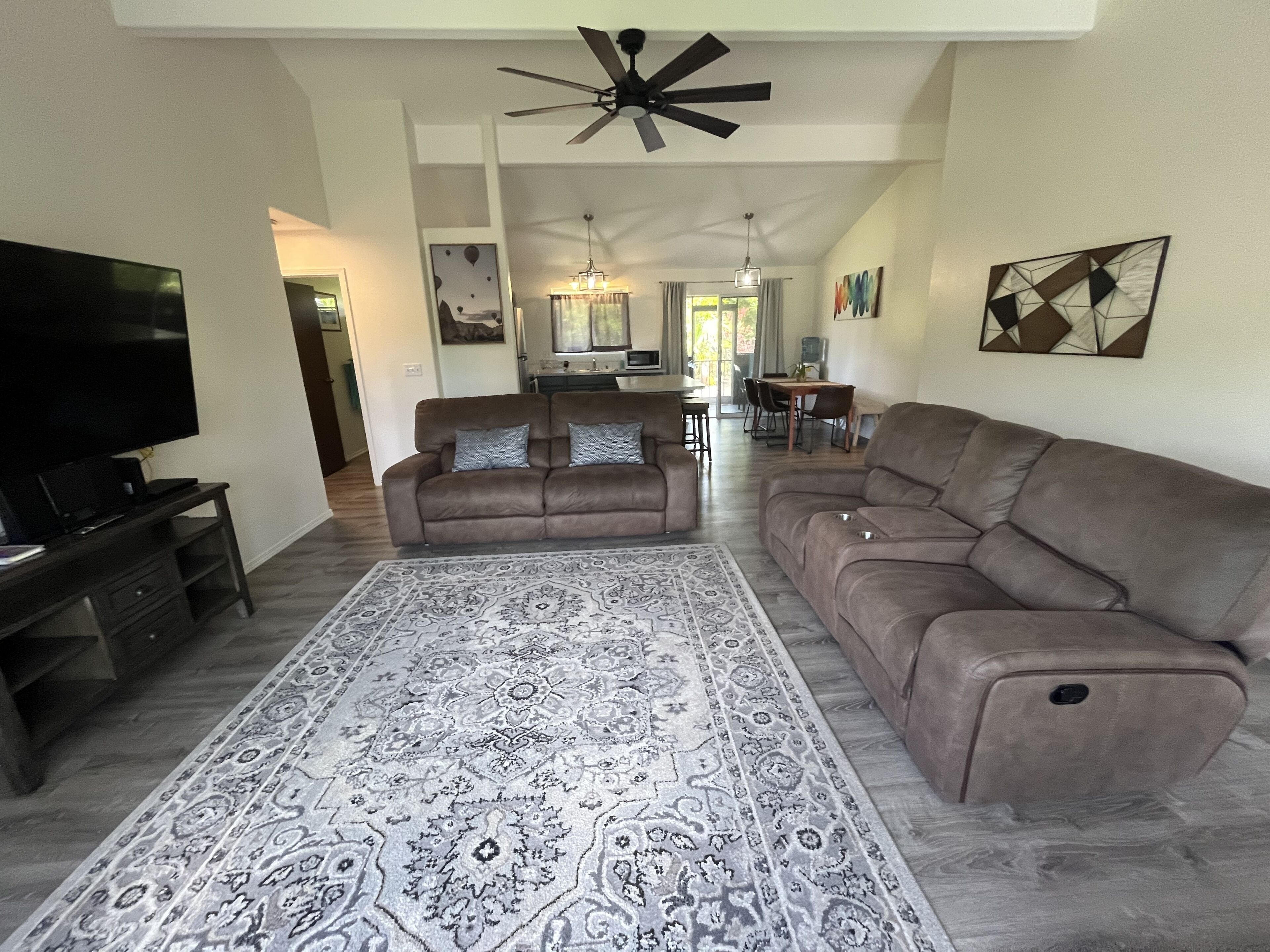 Una Smart TV, un reproductor de DVD, un reproductor estéreo