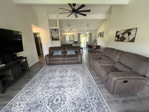 Smart TV, lettore DVD, impianto stereo