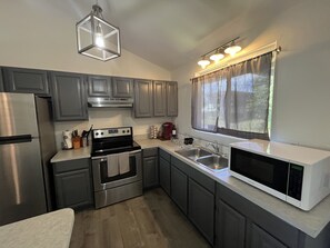 Frigorifero, microonde, forno, piano cottura