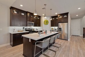 Kjøleskap, mikrobølgeovn, ovn og kokeplater