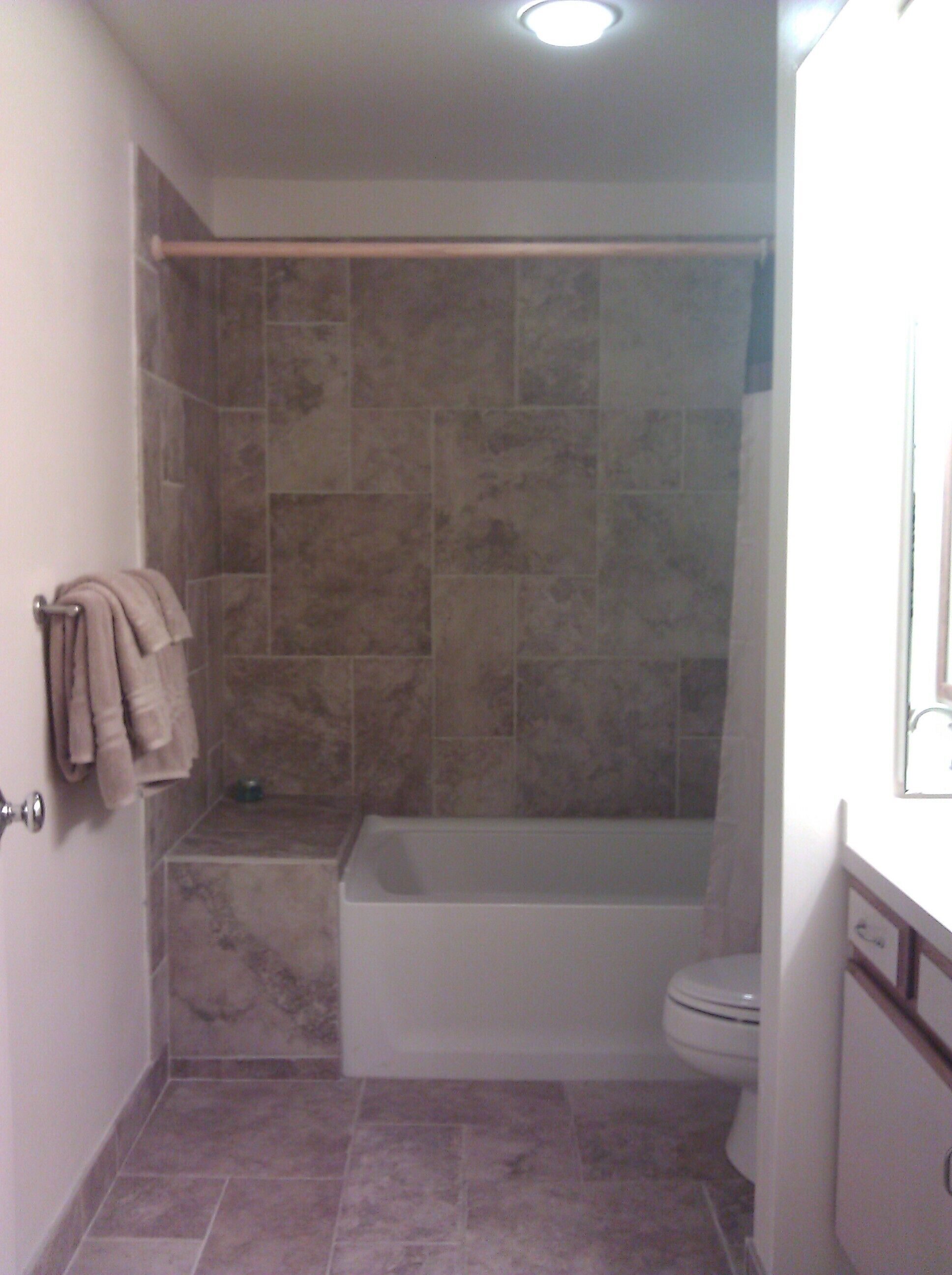 Une salle de bain avec une baignoire, un espace douche et des toilettes.