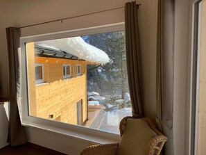 Apartment, Balkon (2. Floor) | Wohnbereich | 50-Zoll-LCD-Fernseher mit Satellitenempfang, Fernseher, Fußbodenheizung