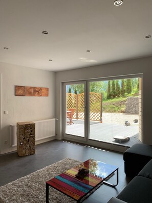 Appartement (Ground Floor) | Woonruimte | Een 50-inch lcd-televisie met satellietzenders en een televisie