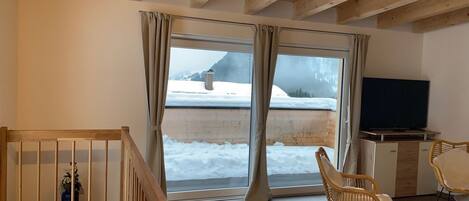 Apartamento estándar | Zona de estar | Televisión LCD de 50 pulgadas con canales por satélite, una televisión