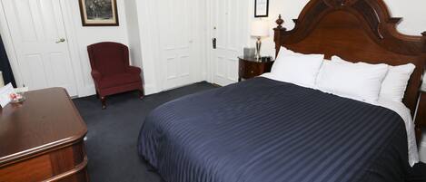 Victorian Inn Forest Room | 1 室のベッドルーム、高級寝具、ピロートップベッド、アイロン / アイロン台