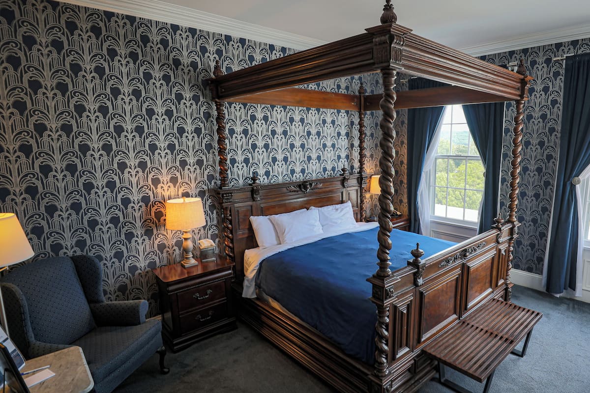 Victorian Inn South Lake Room