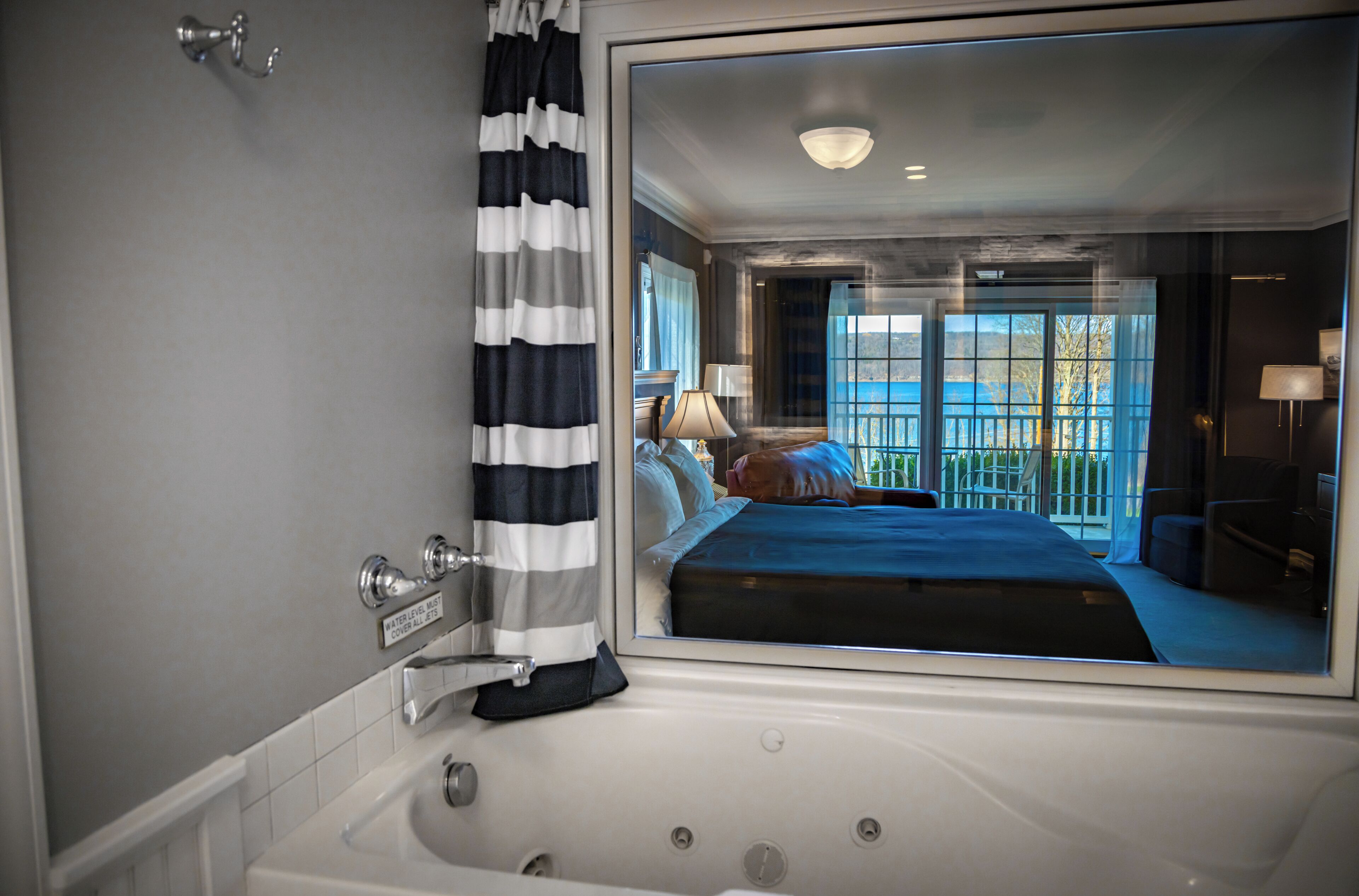 Lakeview Spa Room | Badkamer | Designer toiletartikelen, een haardroger, handdoeken, zeep