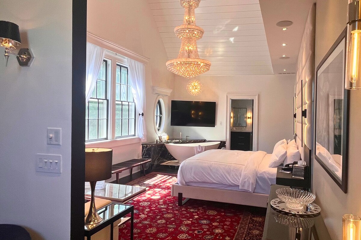 Luxury Suite, 1 King Bed, Jetted Tub | Premium bedding, pillowtop beds, iron/ironing board, WiFi (free)