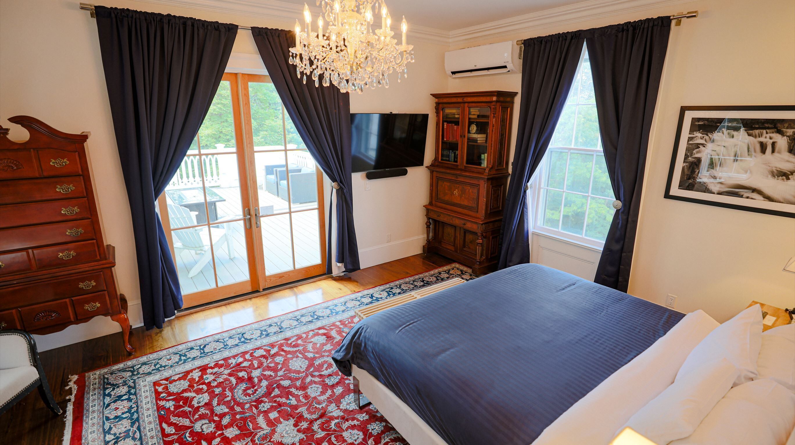 Victorian Inn Falls Suite | Premium bedding, pillowtop beds, iron/ironing board, free WiFi