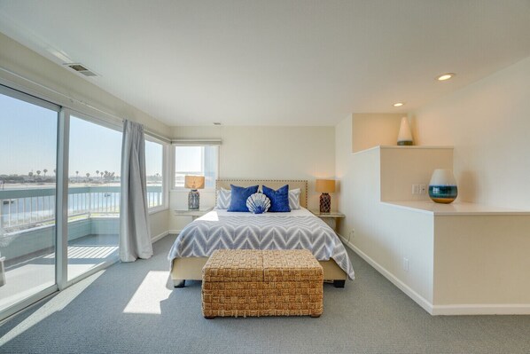 5 bedrooms, desk, iron/ironing board, travel crib