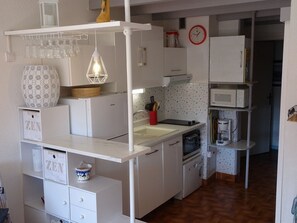 Kühlschrank, Mikrowelle, Ofen, Herdplatte
