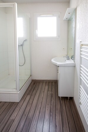 Sèche-cheveux, savon, shampoing, papier toilette