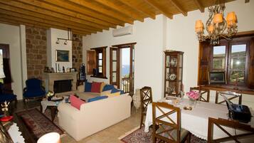 Appartement, uitzicht op zee | Woonkamer | Een flatscreentelevisie en een dvd-speler