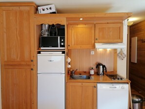 Réfrigérateur, micro-ondes, four, plaque de cuisson