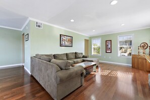 Smart TV, fireplace, DVD player, stereo