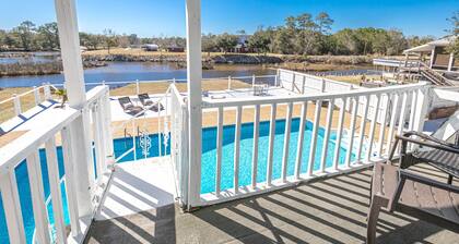 4 makuuhuonetta, 3 kylpyhuonetta, iso uima-allas, niemimaalla tiellä kasinoilta