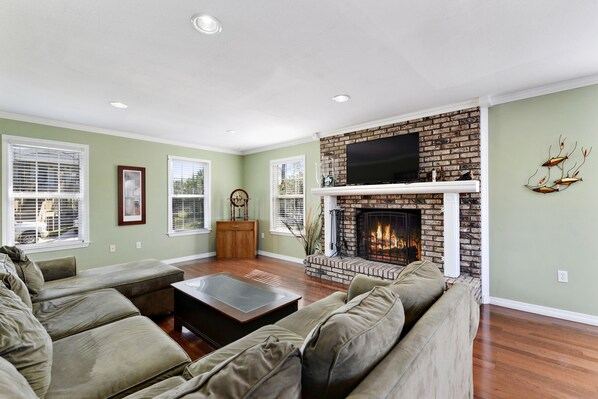Smart TV, fireplace, DVD player, stereo