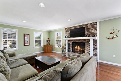 4 makuuhuonetta, 3 kylpyhuonetta, iso uima-allas, niemimaalla tiellä kasinoilta