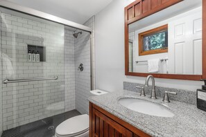 Ducha y bañera combinadas, secador de pelo, toallas y jabón