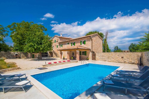 Belle villa en pierre, situation chaleureuse et ensoleillée, piscine privée, clôturée