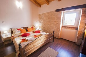 3 bedrooms, desk, iron/ironing board, travel cot