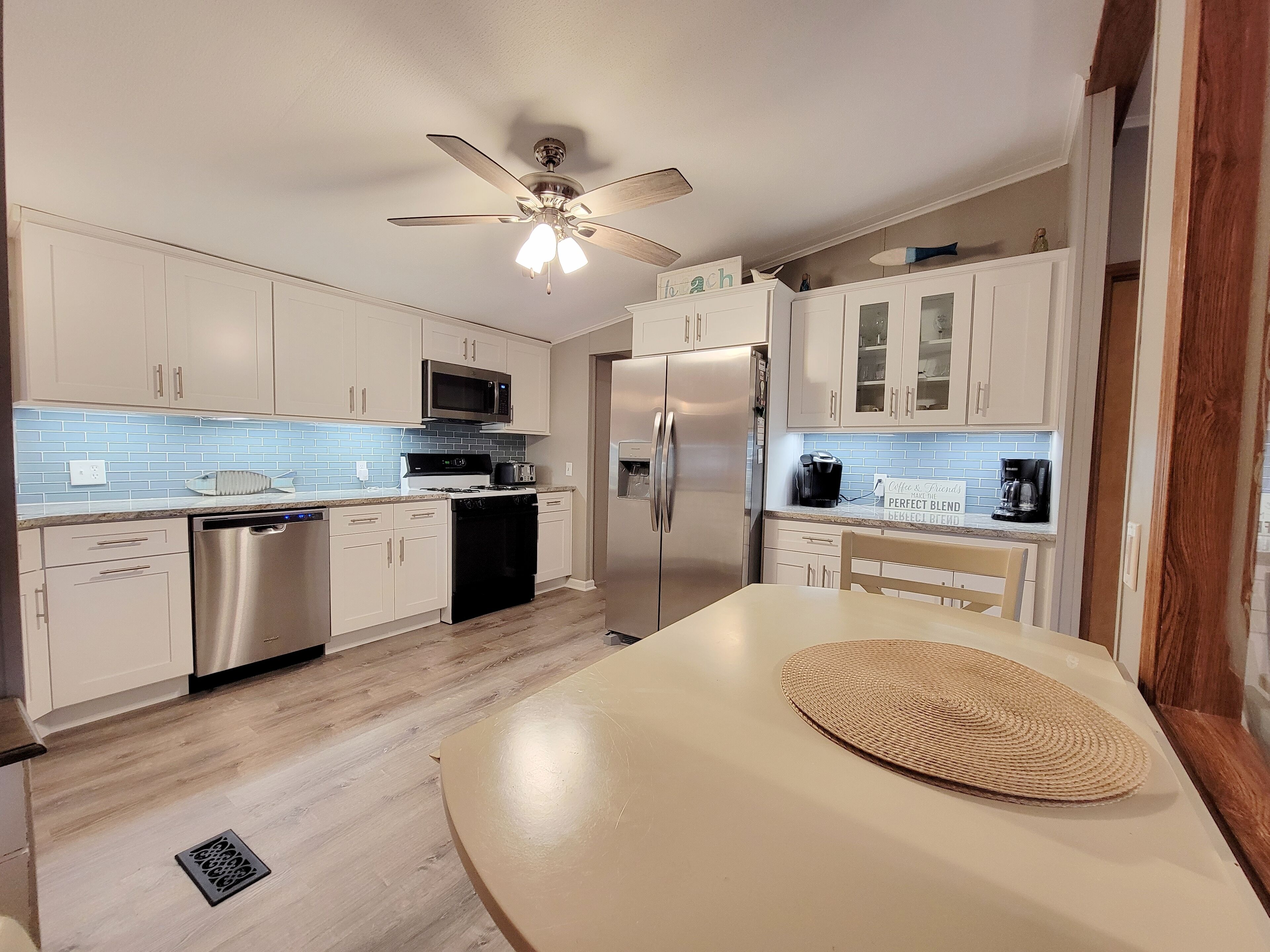 Perfect Lakeside Retreat at Lake of Egypt-Huge home for 2 Families, Dock & Beach