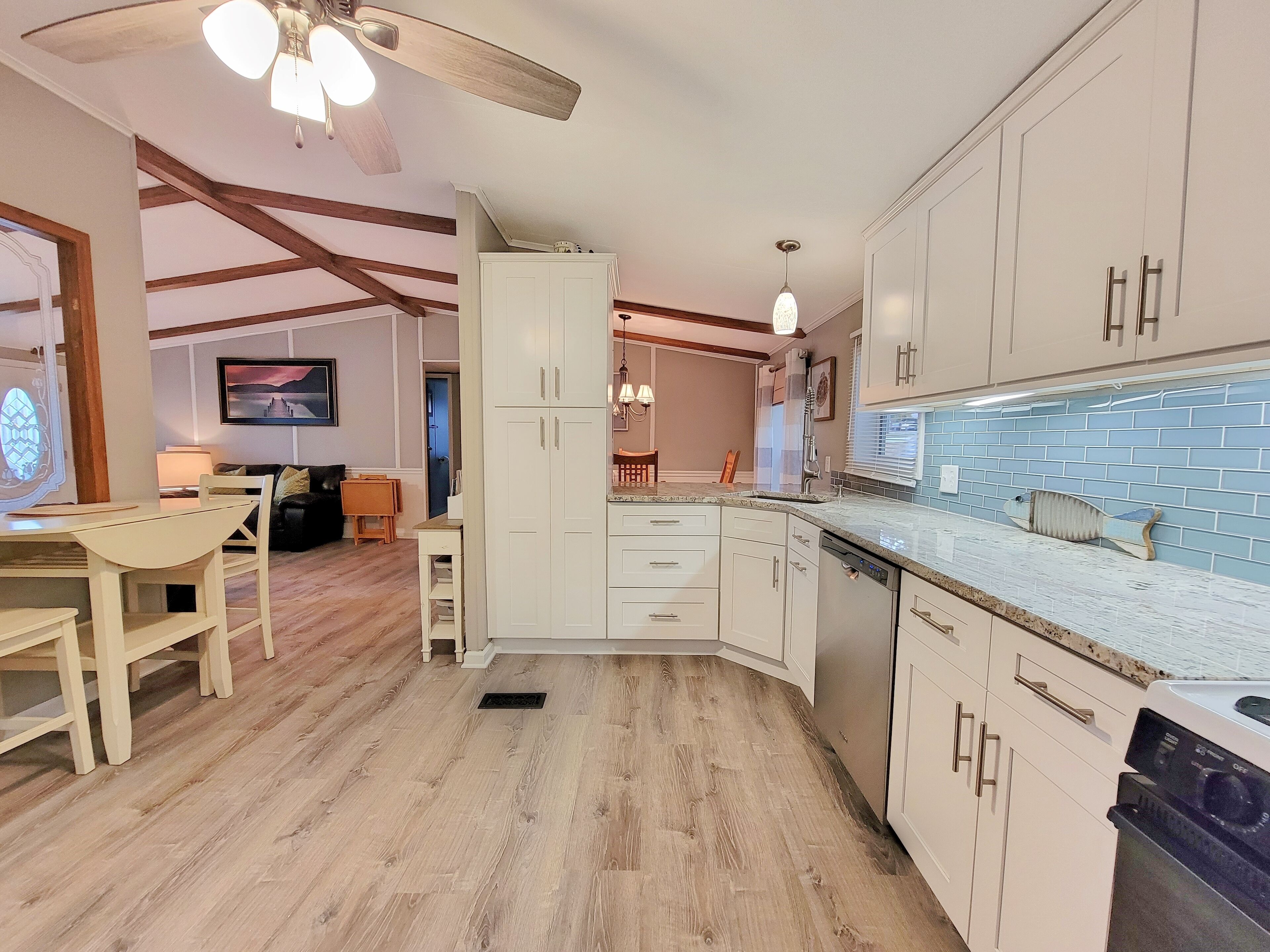 Perfect Lakeside Retreat at Lake of Egypt-Huge home for 2 Families, Dock & Beach