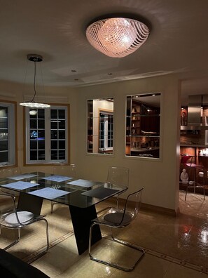 Dining - Villa Mafini - Spacious Canadian - Amazing panorama over Akureyri (Akureyri)