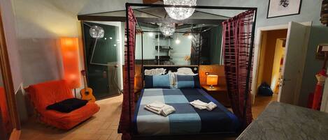 2 quartos, escrivaninha, quartos à prova de som