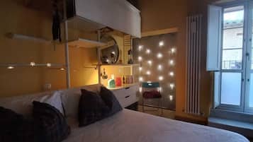 2 chambres, bureau, chambres insonorisées, fer et planche à repasser