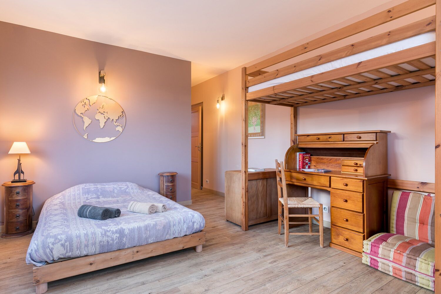 2 slaapkamers, een bureau, een strijkplank/strijkijzer, reisbedje