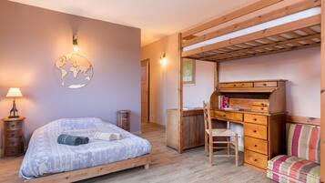 2 slaapkamers, een bureau, een strijkplank/strijkijzer, reisbedje