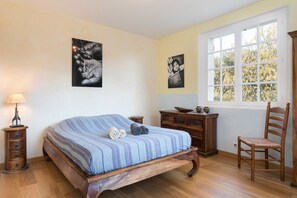 2 chambres, bureau, fer et planche à repasser, lit de bébé portatif