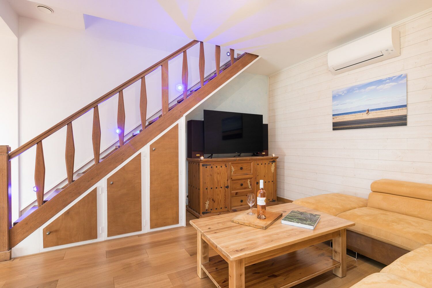 TV connectée, cheminée, jeux vidéo, lecteur de DVD