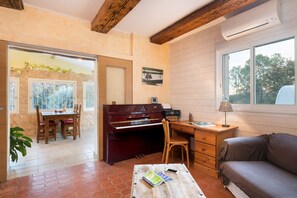 Téléviseur connecté, foyer, jeux vidéo, lecteur de DVD