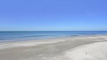På stranden