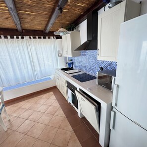 Réfrigérateur, un four, surface de cuisson, lave-vaisselle