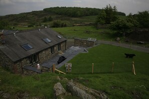 Property grounds - Tethera at Coal Yeat - luxurious and pet friendly and close to Coniston (Ulverston)
