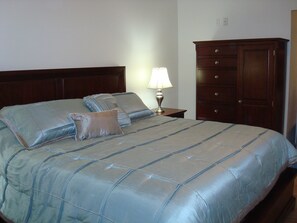 2 bedrooms, desk, iron/ironing board, WiFi