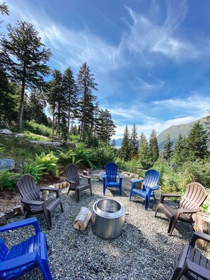 Property grounds - Dream Views & Chef's Kitchen-Modern, Mountain Home w/ Hot Tub (Anchorage)