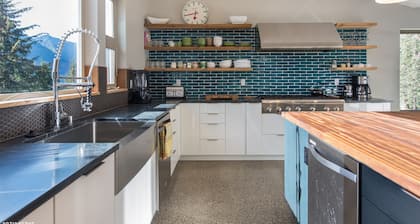 Vistas de ensueño y cocina del chef moderna, casa de montaña con bañera de hidromasaje