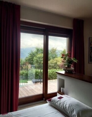 Iron/ironing board, travel crib, WiFi, bed sheets