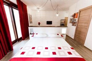 Iron/ironing board, free WiFi, bed sheets - Self catering Residence Masnaiot for 2 people (Cossano Belbo)