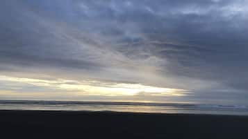 Plage, chaises longues, serviettes de plage