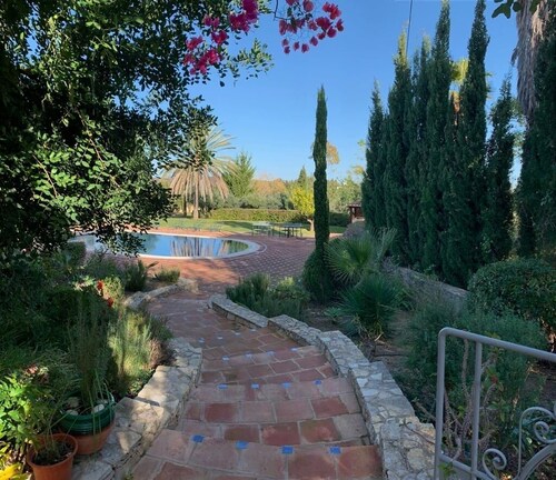 VILLA 5 ÉTOILES, PROPRE PISCINE PRIVÉE ET COUR DE TENNIS, JARDINS ET ENTRÉE FERMÉE