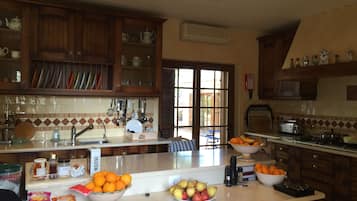 JÀÀkaappi, mikroaaltouuni, uuni, liesi